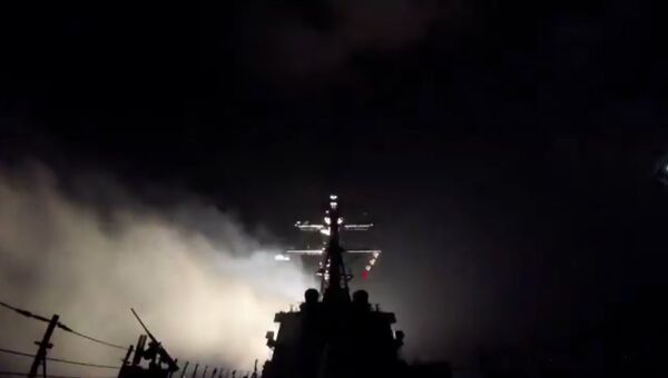 Военные США атаковали авиабазу Сирии. Кадры нанесения ракетного удара Военные США атаковали авиабазу Сирии. Кадры нанесения ракетного удара