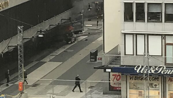 Место наезда грузовика на толпу в Стокгольме. 7 апреля 2017 Место наезда грузовика на толпу в Стокгольме. 7 апреля 2017