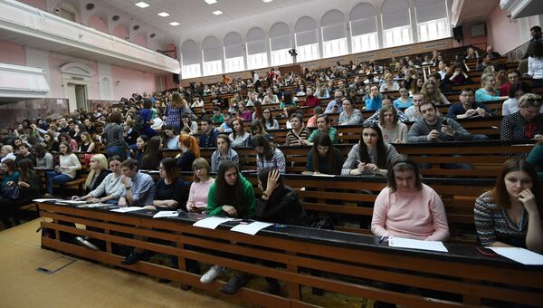 Участники во время ежегодной акции по проверке грамотности Тотальный диктант — 2017 в аудитории Московского педагогического государственного университета Участники во время ежегодной акции по проверке грамотности Тотальный диктант — 2017 в аудитории Московского педагогического государственного университета