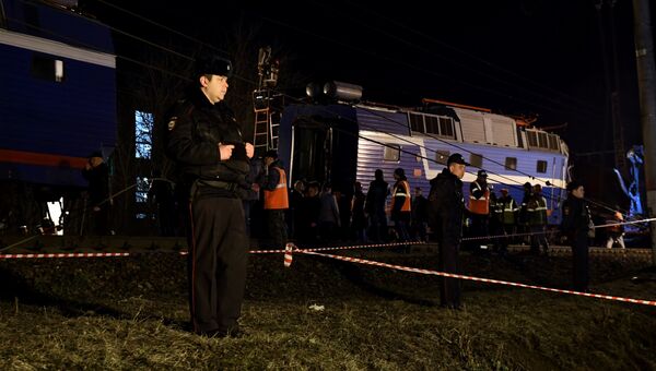 Сотрудники правоохранительных органов стоят в оцеплении на месте столкновения пассажирского поезда и электрички в районе улицы Герасима Курина в Москве Сотрудники правоохранительных органов стоят в оцеплении на месте столкновения пассажирского поезда и электрички в районе улицы Герасима Курина в Москве