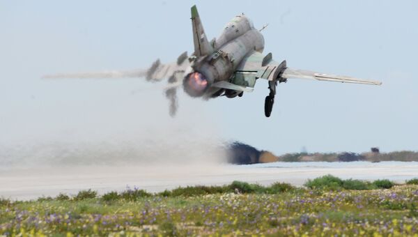 Самолет сирийских военно-воздушных сил на аэродроме Шайрат 8 апреля 2017. Сирийские ВВС возобновили вылеты с аэродрома спустя сутки после ракетного удара США Самолет сирийских военно-воздушных сил на аэродроме Шайрат 8 апреля 2017. Сирийские ВВС возобновили вылеты с аэродрома спустя сутки после ракетного удара США
