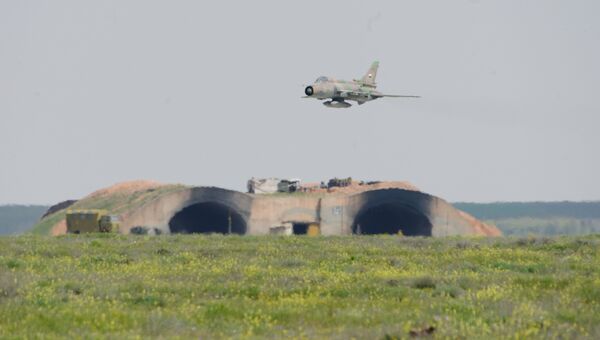 Самолет сирийских военно-воздушных сил над аэродромом Шайрат. 8 апреля 2017 Самолет сирийских военно-воздушных сил над аэродромом Шайрат. 8 апреля 2017