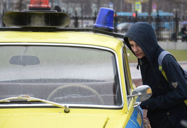 Мальчик у ретро-автомобиля перед стартом автопробега 108 минут в Москве Мальчик у ретро-автомобиля перед стартом автопробега 108 минут в Москве