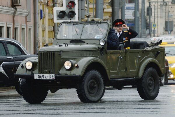 Автомобиль УАЗ во время автопробега 108 минут в Москве, приуроченного к 56-й годовщине полета человека в космос Автомобиль УАЗ во время автопробега 108 минут в Москве, приуроченного к 56-й годовщине полета человека в космос