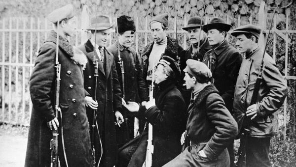 Группа красногвардейцев в карауле у Смольного. Петроград. 1917 год Группа красногвардейцев в карауле у Смольного. Петроград. 1917 год