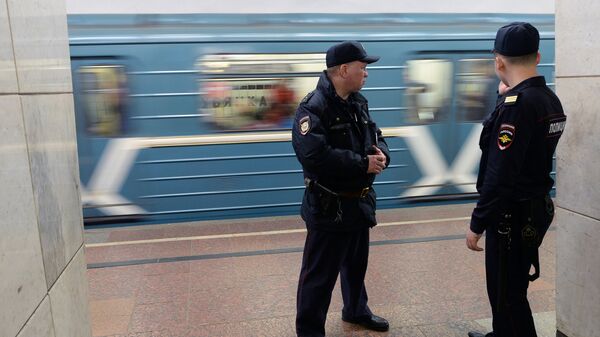 Сотрудники полиции на станции Московского метрополитена. Архивное фото Сотрудники полиции на станции Московского метрополитена. Архивное фото
