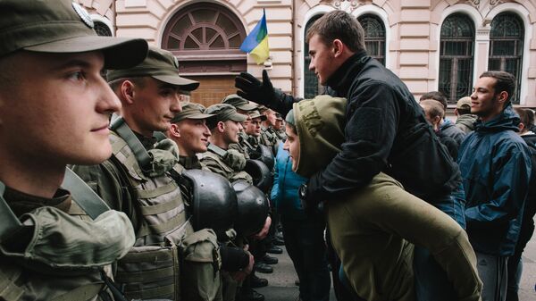 Военнослужащие и демонстранты у здания украинского филиала Сбербанка в Харькове. 10 апреля 2017 Военнослужащие и демонстранты у здания украинского филиала Сбербанка в Харькове. 10 апреля 2017