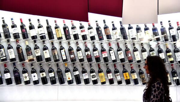 Посетительница на международной винной выставке VinItaly в Вероне, Италия. Архивное фото Посетительница на международной винной выставке VinItaly в Вероне, Италия. Архивное фото