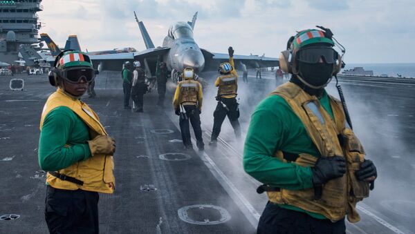Военнослужащие на палубе авианосца ВМС США Карл Винсон в Южно-Китайском море. 8 апреля 2017 Военнослужащие на палубе авианосца ВМС США Карл Винсон в Южно-Китайском море. 8 апреля 2017