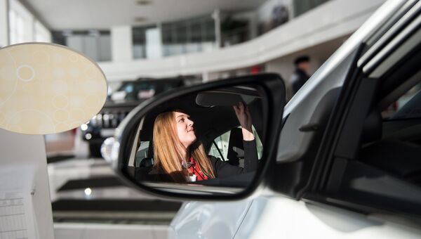 Посетительница в автосалоне Посетительница в автосалоне