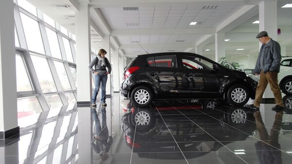 Посетители осматривают автомобиль в автосалоне Посетители осматривают автомобиль в автосалоне
