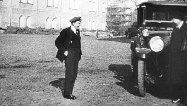 Владимир Ильич Ленин, председатель совнаркома РСФСР на прогулке в Кремле. 1918 год Владимир Ильич Ленин, председатель совнаркома РСФСР на прогулке в Кремле. 1918 год