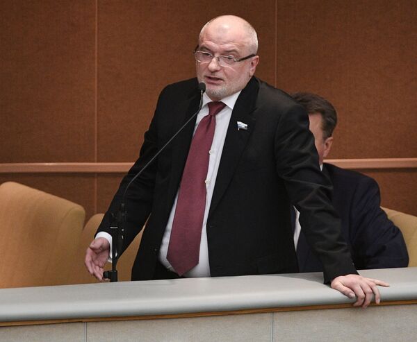 Председатель Комитета Совета Федерации по конституционному законодательству и государственному строительству Андрей Клишас на пленарном заседании Государственной Думы РФ. 12 апреля 2017 года Председатель Комитета Совета Федерации по конституционному законодательству и государственному строительству Андрей Клишас на пленарном заседании Государственной Думы РФ. 12 апреля 2017 года