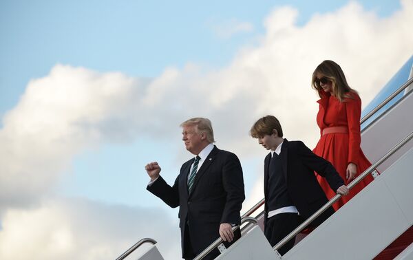 Президент США Дональд Трамп с супругой Меланьей и сыном Бэрроном спускаются по трапу Борта номер один во Флориде. 17 марта 2017 года Президент США Дональд Трамп с супругой Меланьей и сыном Бэрроном спускаются по трапу Борта номер один во Флориде. 17 марта 2017 года