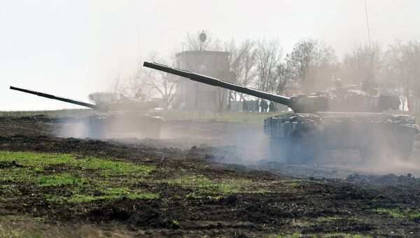 Танк Т-72 Б1 150-й мотострелковой дивизии во время учебных стрельб на полигоне Кадамовский в Ростовской области Танк Т-72 Б1 150-й мотострелковой дивизии во время учебных стрельб на полигоне Кадамовский в Ростовской области