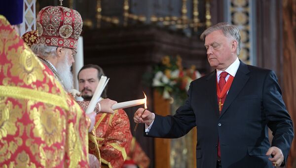 Председатель попечительского совета Фонда Андрея Первозванного (ФАП) Владимир Якунин (справа) передает благодатный огонь Патриарху Московскому и всея Руси Кириллу на праздничном пасхальном богослужении в храме Христа Спасителя в Москве Председатель попечительского совета Фонда Андрея Первозванного (ФАП) Владимир Якунин (справа) передает благодатный огонь Патриарху Московскому и всея Руси Кириллу на праздничном пасхальном богослужении в храме Христа Спасителя в Москве