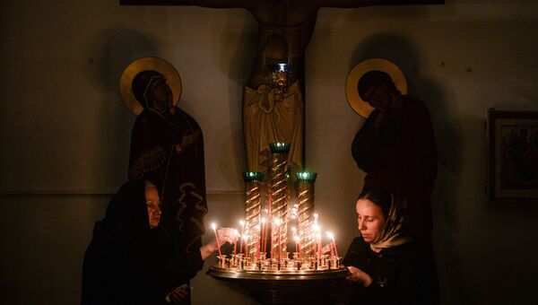 Верующие на пасхальном богослужении в Варлаамо-Хутынском Спасо-Преображенском женском монастыре в Великом Новгороде Верующие на пасхальном богослужении в Варлаамо-Хутынском Спасо-Преображенском женском монастыре в Великом Новгороде