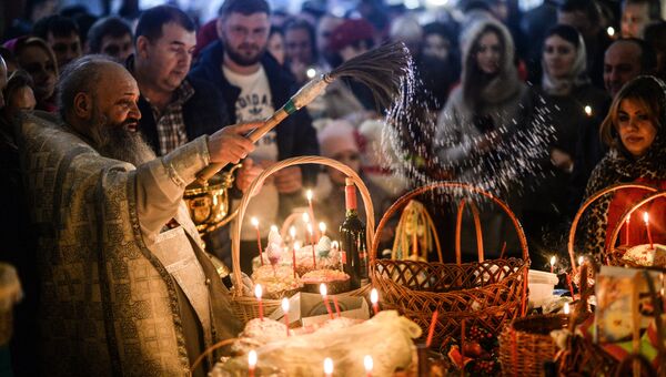 Верующие во время освящения куличей и пасхальных яиц в Великую субботу в Варлаамо-Хутынском Спасо-Преображенском женском монастыре в Великом Новгороде Верующие во время освящения куличей и пасхальных яиц в Великую субботу в Варлаамо-Хутынском Спасо-Преображенском женском монастыре в Великом Новгороде