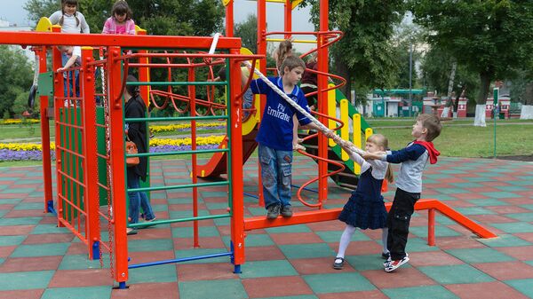 Власти Москвы объяснили, что детские площадки во дворах посещать можно