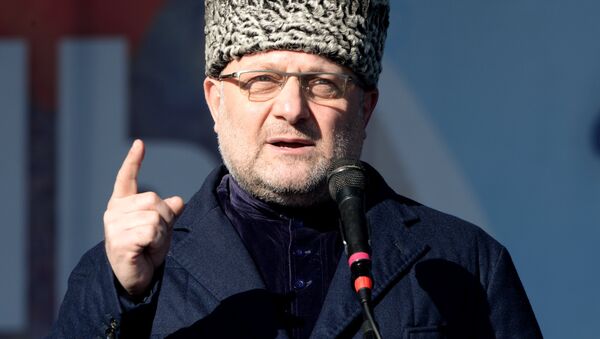 Министр по национальной политике, внешним связям, печати и информации Джамбулат Умаров выступает на митинге в Грозном Министр по национальной политике, внешним связям, печати и информации Джамбулат Умаров выступает на митинге в Грозном