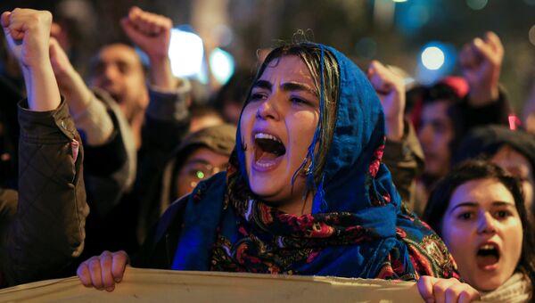 Антиправительственные демонстранты во время акции протеста после референдума. Турция, 17 апреля 2017 Антиправительственные демонстранты во время акции протеста после референдума. Турция, 17 апреля 2017