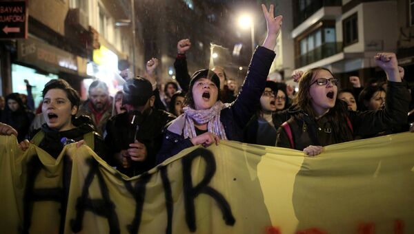 Антиправительственные демонстранты во время акции протеста после референдума. Турция, 17 апреля 2017 Антиправительственные демонстранты во время акции протеста после референдума. Турция, 17 апреля 2017