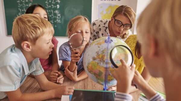 Учитель с учениками Учитель с учениками