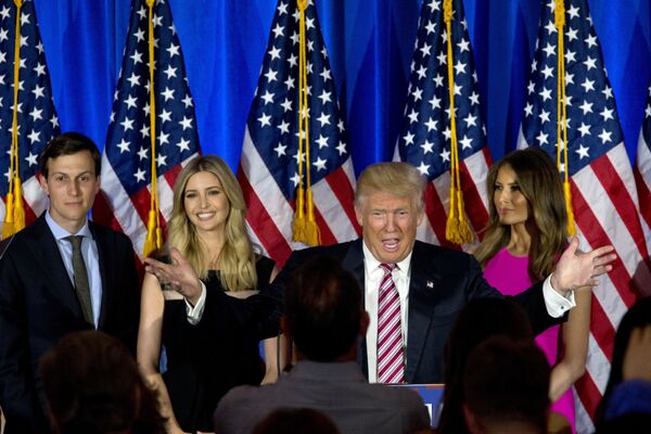 Дональд Трамп с супругой Меланией, дочерью Иванкой и зятем Джаредом Кушнером Дональд Трамп с супругой Меланией, дочерью Иванкой и зятем Джаредом Кушнером