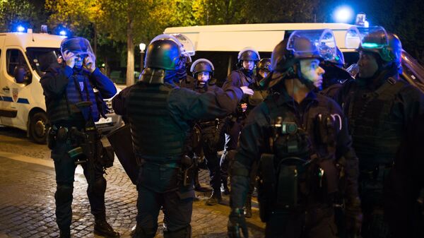 Сотрудники полиции неподалеку от места перестрелки в Париже. Один полицейский погиб, еще один ранен при перестрелке в районе Елисейских полей в Париже Сотрудники полиции неподалеку от места перестрелки в Париже. Один полицейский погиб, еще один ранен при перестрелке в районе Елисейских полей в Париже