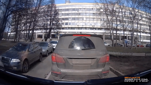Мерседес не пропускает карету скорой Москва Мерседес не пропускает карету скорой Москва