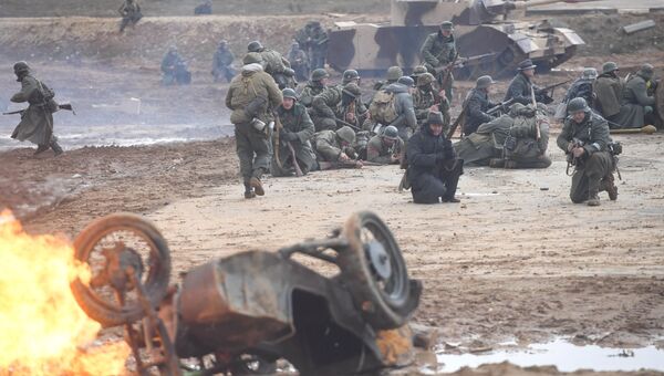 Участники во время военно-исторической реконструкции Штурм Берлина Участники во время военно-исторической реконструкции Штурм Берлина