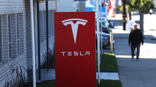 Вывеска автомобильного концерна Tesla в Лос-Анджелесе. 22 января 2017 года Вывеска автомобильного концерна Tesla в Лос-Анджелесе. 22 января 2017 года