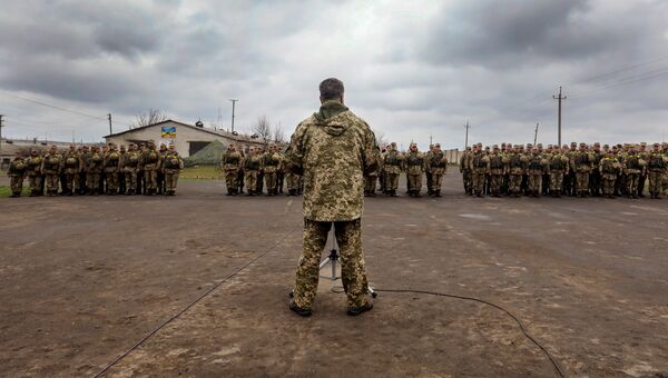 Президент Украины Петр Порошенко во время рабочей поездки в Луганскую область Президент Украины Петр Порошенко во время рабочей поездки в Луганскую область