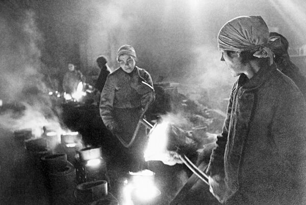 Женщины на заводе льют металл. Блокада Ленинграда Женщины на заводе льют металл. Блокада Ленинграда