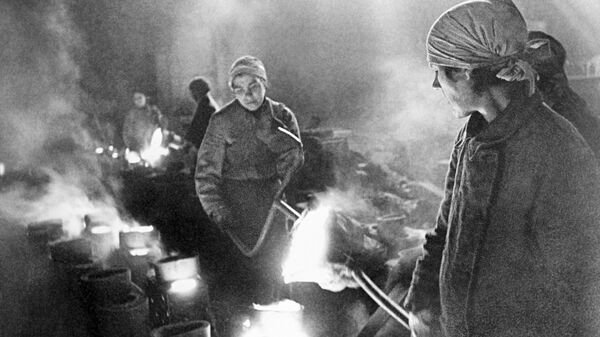 Женщины на заводе льют металл. Блокада Ленинграда Женщины на заводе льют металл. Блокада Ленинграда
