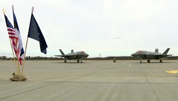 Истребители-бомбардировщики пятого поколения F-35 Lightning II на на авиабазе Эмари под Таллином. 25 апреля 2017 года Истребители-бомбардировщики пятого поколения F-35 Lightning II на на авиабазе Эмари под Таллином. 25 апреля 2017 года