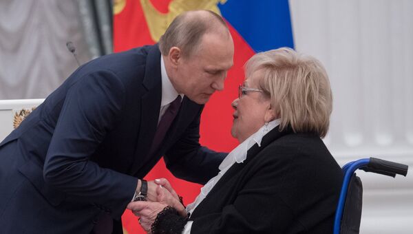 Президент РФ Владимир Путин и худрук театра Современник Галина Волчек на церемонии вручения медалей Герой Труда Российской Федерации. 28 апреля 2017 Президент РФ Владимир Путин и худрук театра Современник Галина Волчек на церемонии вручения медалей Герой Труда Российской Федерации. 28 апреля 2017