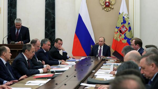 Президент России Владимир Путин проводит совещание с постоянными членами Совета безопасности РФ. 28 апреля 2017 Президент России Владимир Путин проводит совещание с постоянными членами Совета безопасности РФ. 28 апреля 2017