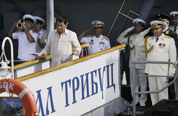 Президент Филиппин Родриго Дутерте на борту БПК Адмирал Трибуц, 6 января 2017 года Президент Филиппин Родриго Дутерте на борту БПК Адмирал Трибуц, 6 января 2017 года