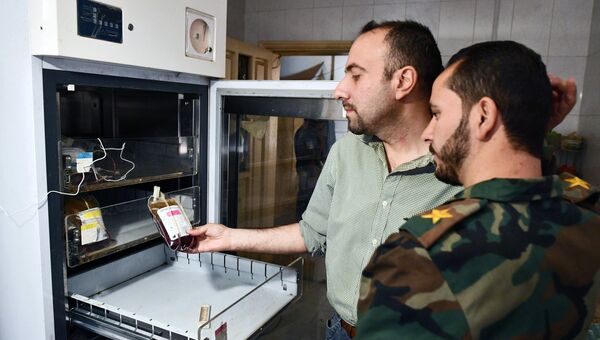 Сотрудники центра переливания крови в сирийском городе Дейр-эз-Зор Сотрудники центра переливания крови в сирийском городе Дейр-эз-Зор