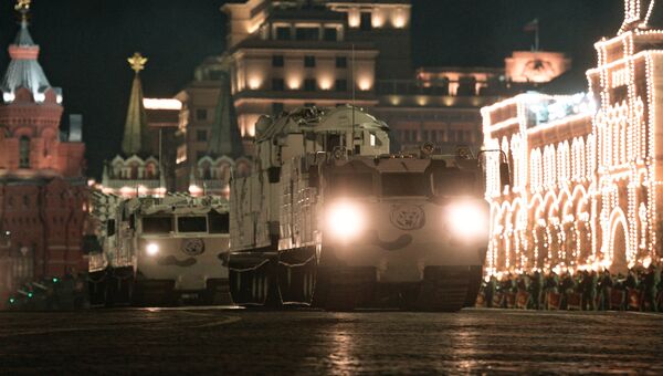 Арктический комплекс ПВО Тор-М2ДТ на базе вездехода Витязь на репетиции парада Победы на Красной площади в Москве Арктический комплекс ПВО Тор-М2ДТ на базе вездехода Витязь на репетиции парада Победы на Красной площади в Москве
