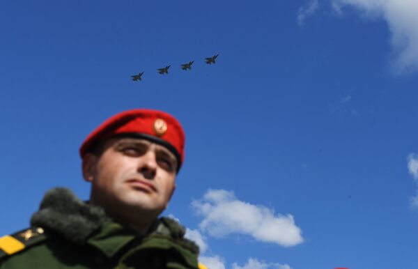 Истребители-перехватчики МиГ-31 пролетают над Красной площадью во время репетиции воздушной части парада Победы Истребители-перехватчики МиГ-31 пролетают над Красной площадью во время репетиции воздушной части парада Победы