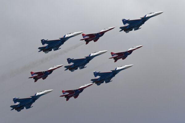 Многоцелевые истребители Су-30СМ пилотажной группы Русские Витязи и МиГ-29 пилотажной группы Стрижи на репетиции воздушной части парада Победы в Москве Многоцелевые истребители Су-30СМ пилотажной группы Русские Витязи и МиГ-29 пилотажной группы Стрижи на репетиции воздушной части парада Победы в Москве