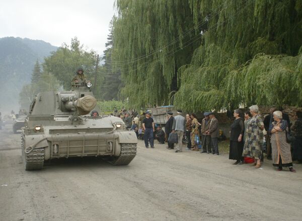 Российская военная техника направляется в зону вооруженного конфликта в Южной Осетии. 2008 год Российская военная техника направляется в зону вооруженного конфликта в Южной Осетии. 2008 год