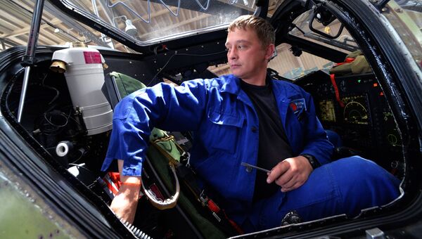 Рабочий в цехе сборки вертолетов Ка-52 Аллигатор на авиационном заводе Прогресс в Приморском крае Рабочий в цехе сборки вертолетов Ка-52 Аллигатор на авиационном заводе Прогресс в Приморском крае