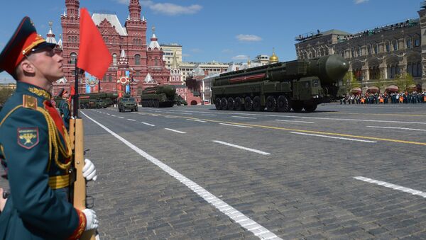 Транспортно-пусковой контейнер комплекса РС-24 Ярс на генеральной репетиции военного парада в Москве, посвящённого 72-й годовщине Победы в Великой Отечественной войне Транспортно-пусковой контейнер комплекса РС-24 Ярс на генеральной репетиции военного парада в Москве, посвящённого 72-й годовщине Победы в Великой Отечественной войне