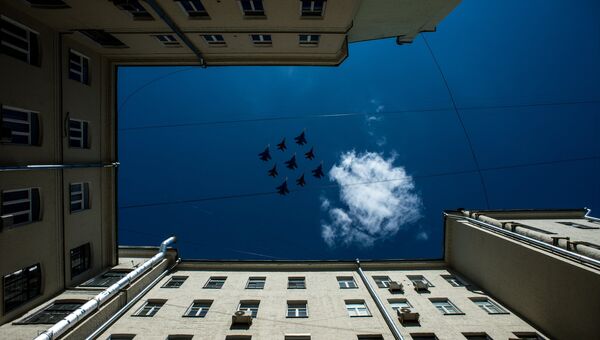 Многоцелевые истребители Су-30СМ пилотажной группы Русские Витязи и МиГ-29 пилотажной группы Стрижи на генеральной репетиции военного парада в Москве, 7 мая 2017 Многоцелевые истребители Су-30СМ пилотажной группы Русские Витязи и МиГ-29 пилотажной группы Стрижи на генеральной репетиции военного парада в Москве, 7 мая 2017