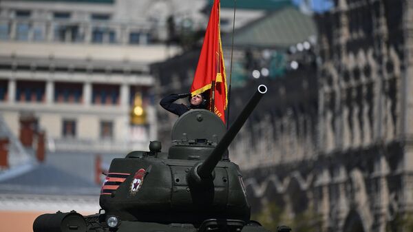 Средний танк Т-34-85 на генеральной репетиции военного парада в Москве Средний танк Т-34-85 на генеральной репетиции военного парада в Москве