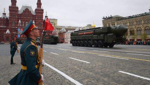Подвижный грунтовый ракетный комплекс (ПГРК) Ярс с РС-24 на военном параде на Красной площади, посвящённого 72-й годовщине Победы в Великой Отечественной войне 1941-1945 годов Подвижный грунтовый ракетный комплекс (ПГРК) Ярс с РС-24 на военном параде на Красной площади, посвящённого 72-й годовщине Победы в Великой Отечественной войне 1941-1945 годов
