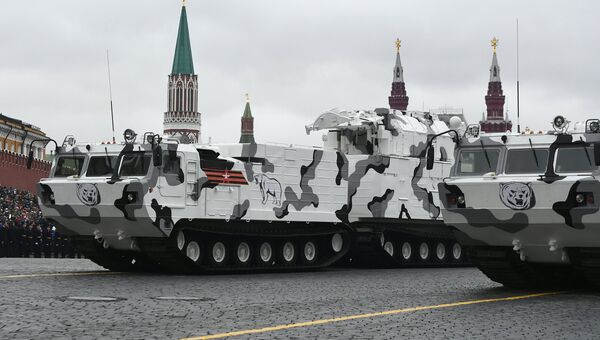 Зенитно-ракетный комплекс Тор М2 на базе вездехода ДТ-30 на военном параде на Красной площади, посвященном 72-й годовщине Победы в Великой Отечественной войне 1941-1945 годов Зенитно-ракетный комплекс Тор М2 на базе вездехода ДТ-30 на военном параде на Красной площади, посвященном 72-й годовщине Победы в Великой Отечественной войне 1941-1945 годов